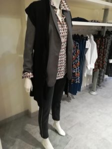 Nuove collezioni. Giacca grigia e camicia anni 70 edas;jeans nero, profili strass e gilet nero edas. 